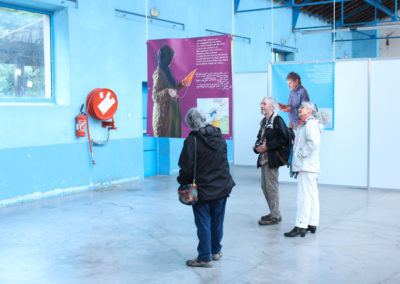 visiteurs de l'exposition photographique de résidence lors du festival de film documentaire